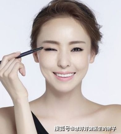 女人都喜歡化妝,經(jīng)常花眼妝眼線眼皮受得了嗎